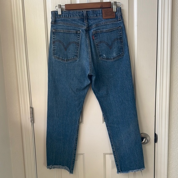 Levi's Premium Wedgie Straight Buttonfly Crop Raw Hem Women's Jeans size READ - Picture 9 of 16